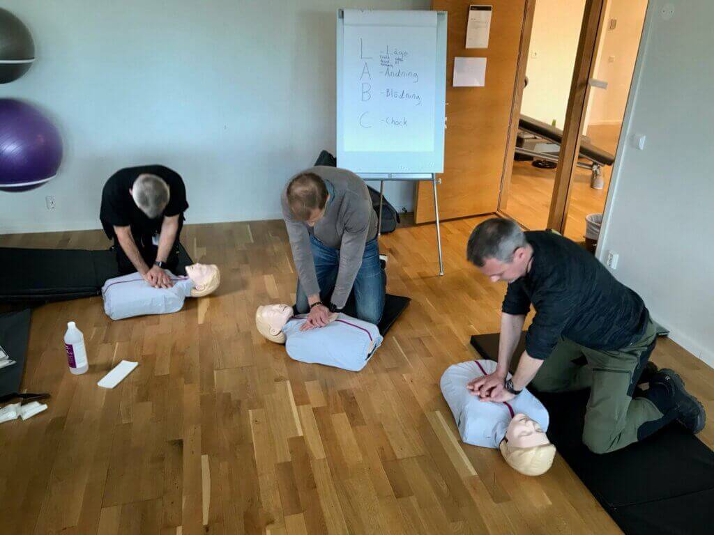 3 personer övar HLR på dockor i Växjö