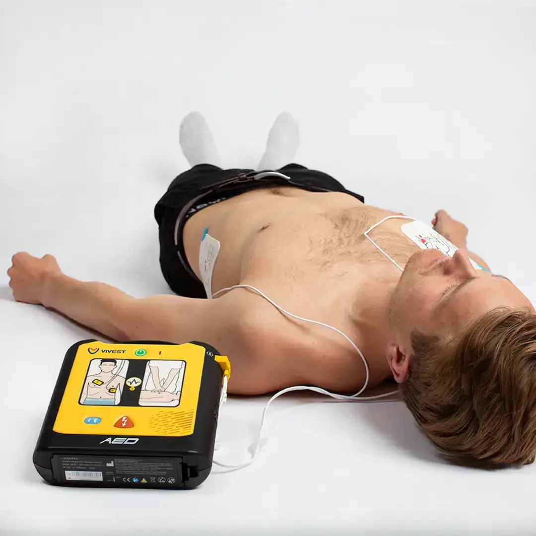 Hyra hjärtstartare 3 En Vivest X1 hjärtstartare påkopplad på en medvetslös person.